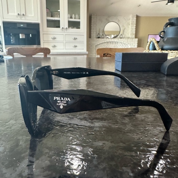 Prada  19ZS sunglasses - Picture 2 of 5